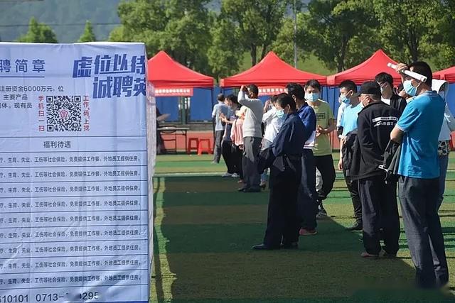 蔡甸招聘_直击蔡甸街专场招聘会现场 岗位多,备受欢迎(2)