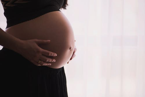 怀孕晚期这些事情是要注意的，能忍则忍，不然伤害胎儿和孕妇