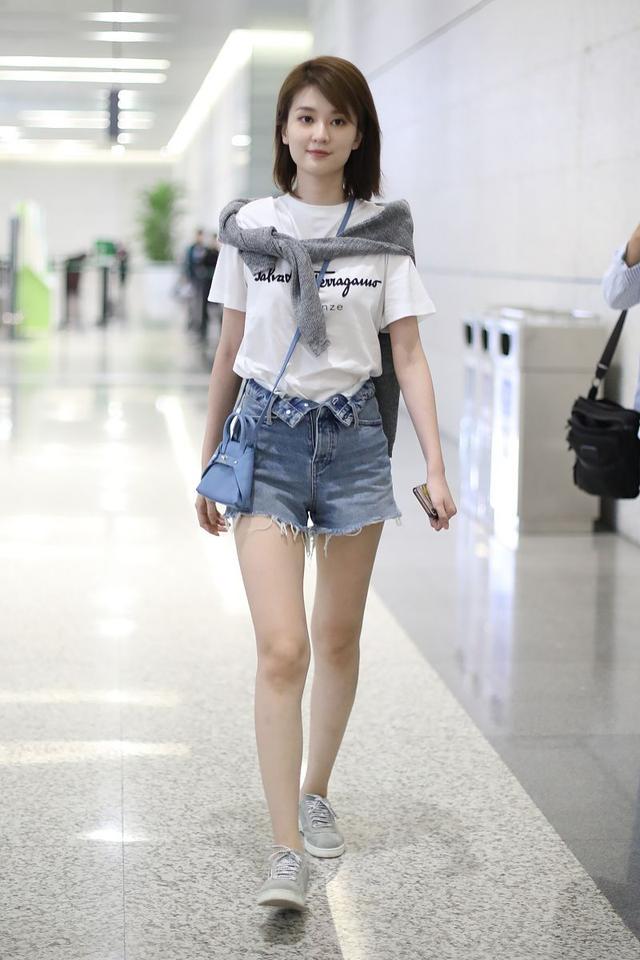 睡裤蛮腰长腿看不见剪了短发的乔欣太低调！西装下搭条睡裤就出门