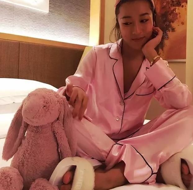 化妆素颜五官精致和上妆误差，天然的美女！吉克隽逸就没必要化妆了