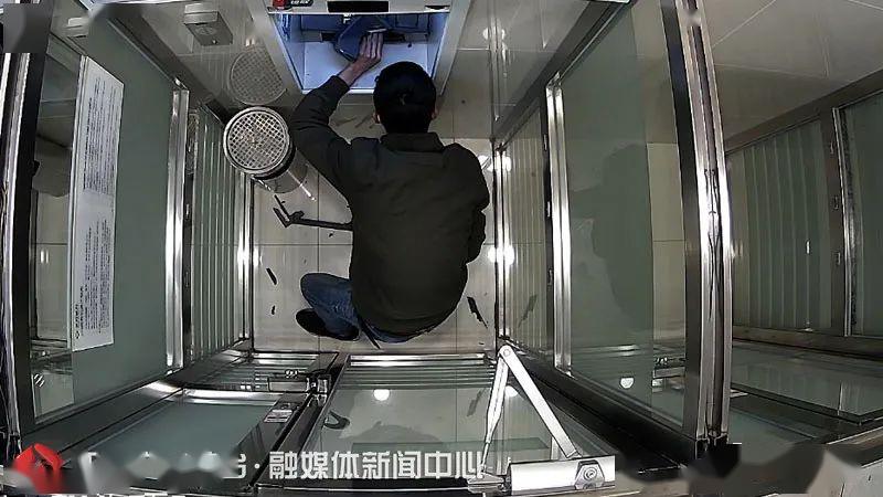 「男子」用力砸ATM机能出钱？男子抄起10斤大锤冲向银行......，