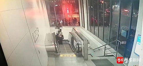 恶心！男子白天看了“小视频” 晚上就在地铁站