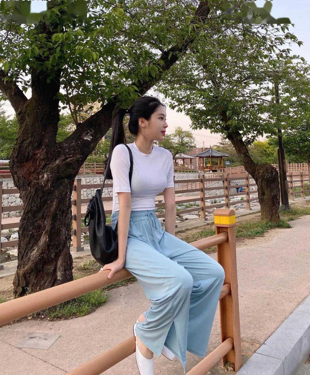 风衣夏天这样穿搭美炸了!T恤穿搭:扔掉你的旧T恤!这30件少女风T恤