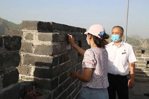 续集来了！女孩慕田峪长城上留名表白，景区这