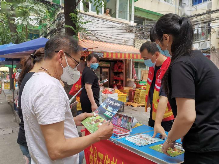 在福安社区居民开展禁毒宣传活动.