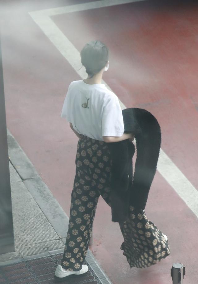 周冬雨效果意外周冬雨太随性了！穿卡通T搭条＂奶奶裤＂走机场