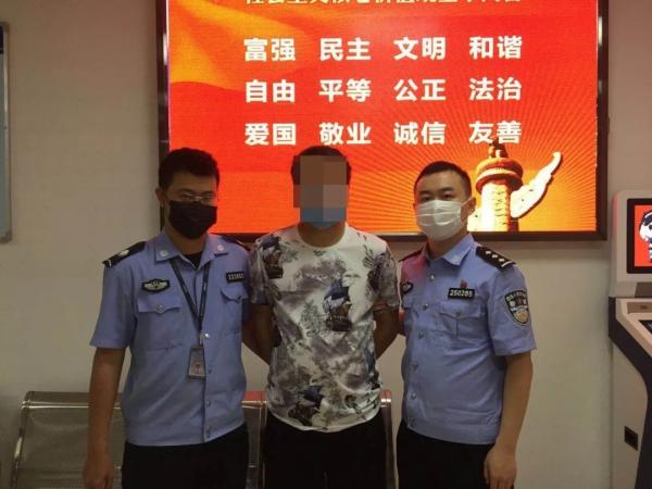 就看了一眼！厦门民警锁定涉嫌组织卖淫的网上