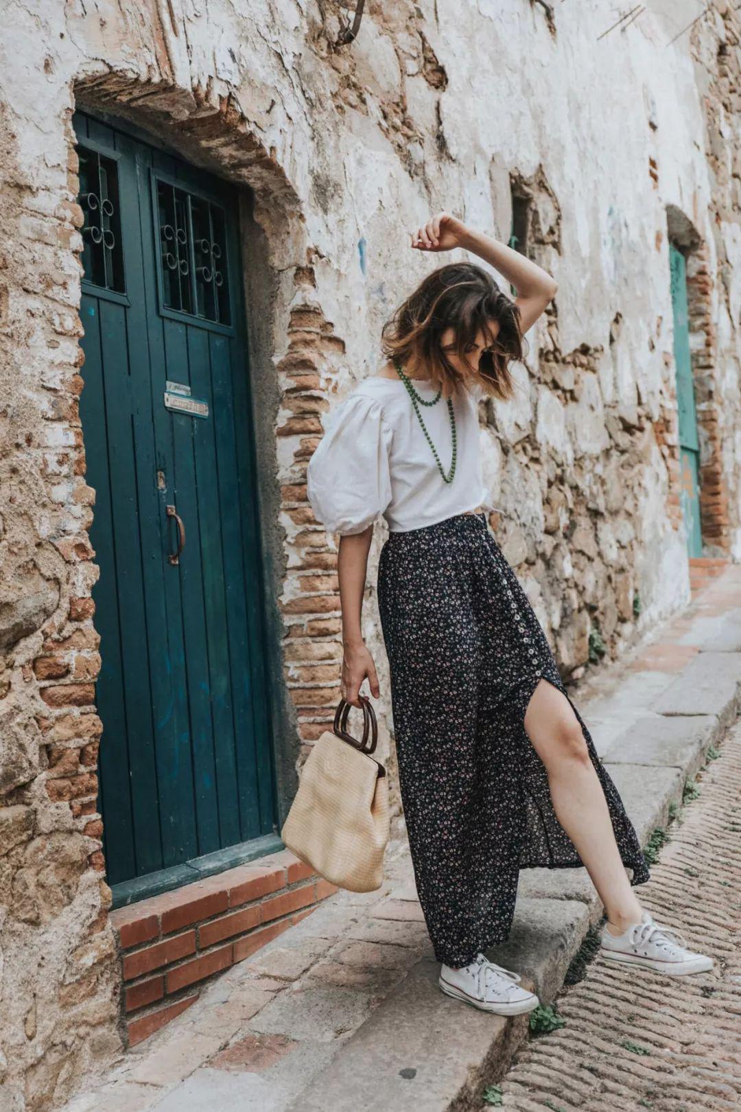 运动鞋就是美得不一样！今夏“裙子+运动鞋”这样穿