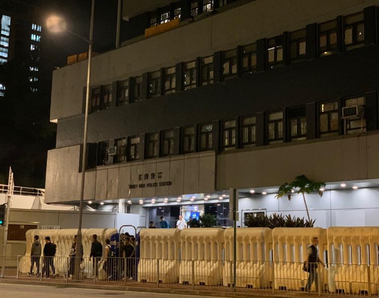 「警方」邓炳强：涉嫌作假口供已潜逃，现正通缉，香港女子声称去年9月在警署被强奸