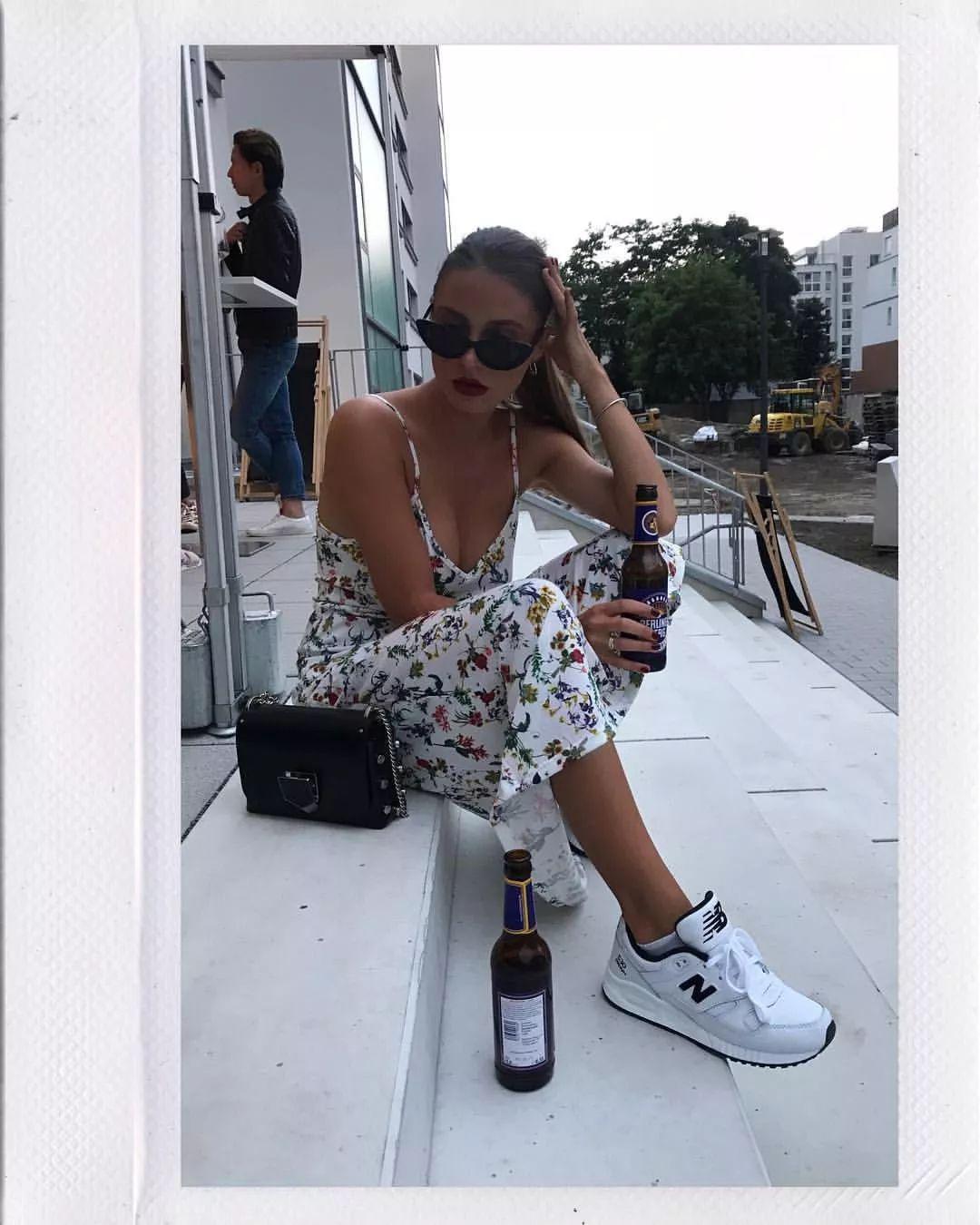 运动鞋就是美得不一样！今夏“裙子+运动鞋”这样穿