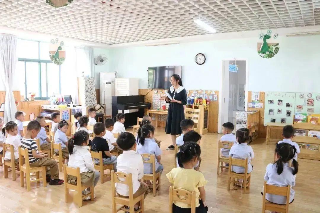 赤岸镇中心幼儿园的孩子们跟着老师学习七步洗手法和老师专门制作的