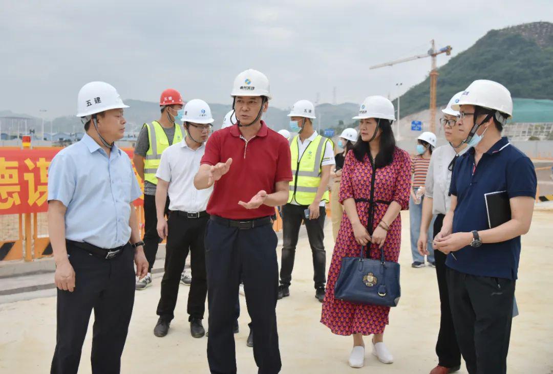 查看现场柳州市城建集团李晓慧,一分公司袁双林,秦发昭以及项目代表