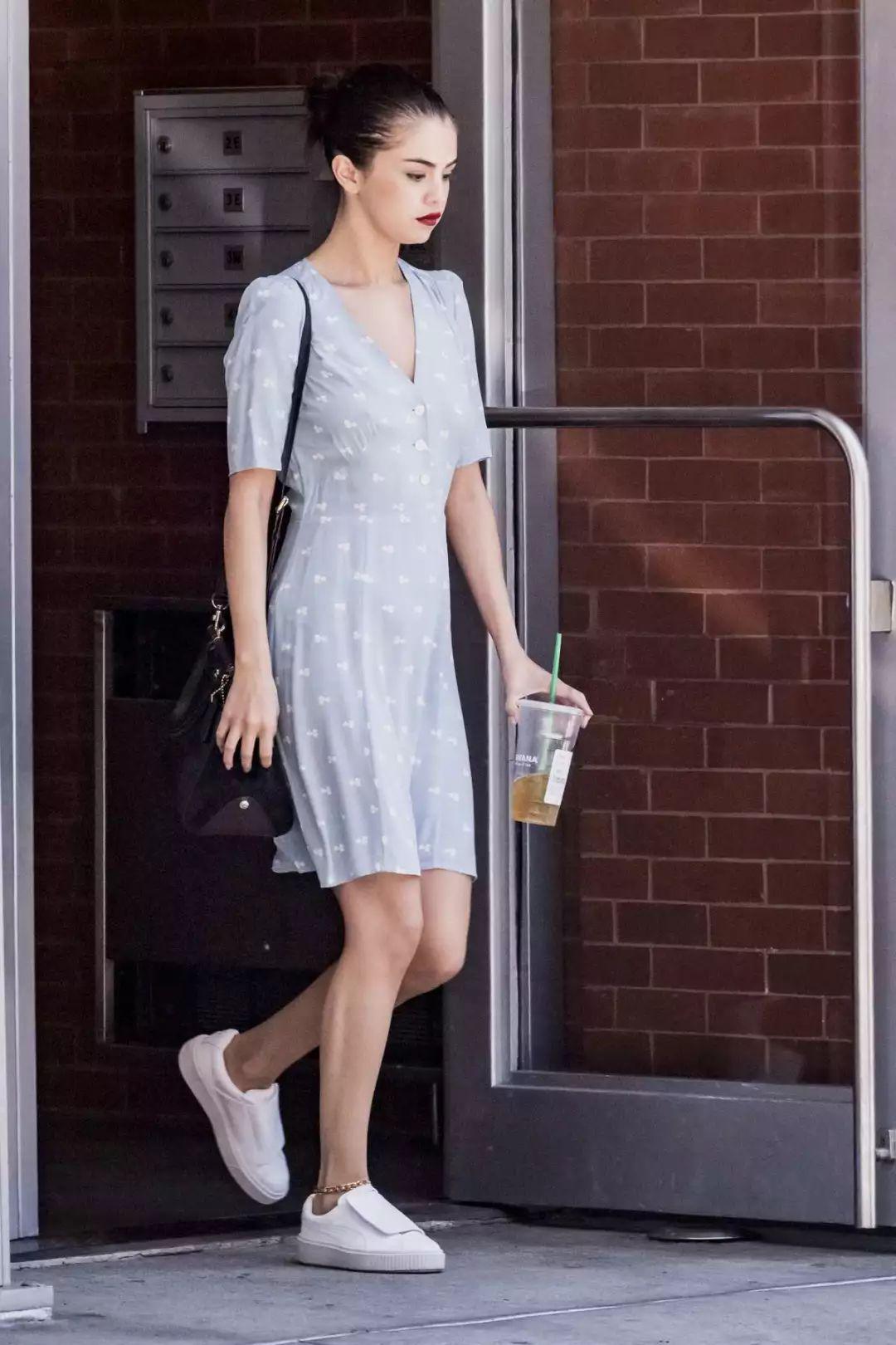 运动鞋就是美得不一样！今夏“裙子+运动鞋”这样穿