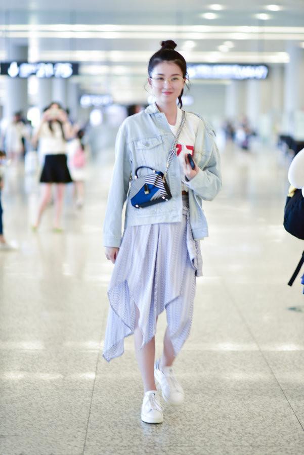 睡裤蛮腰长腿看不见剪了短发的乔欣太低调！西装下搭条睡裤就出门