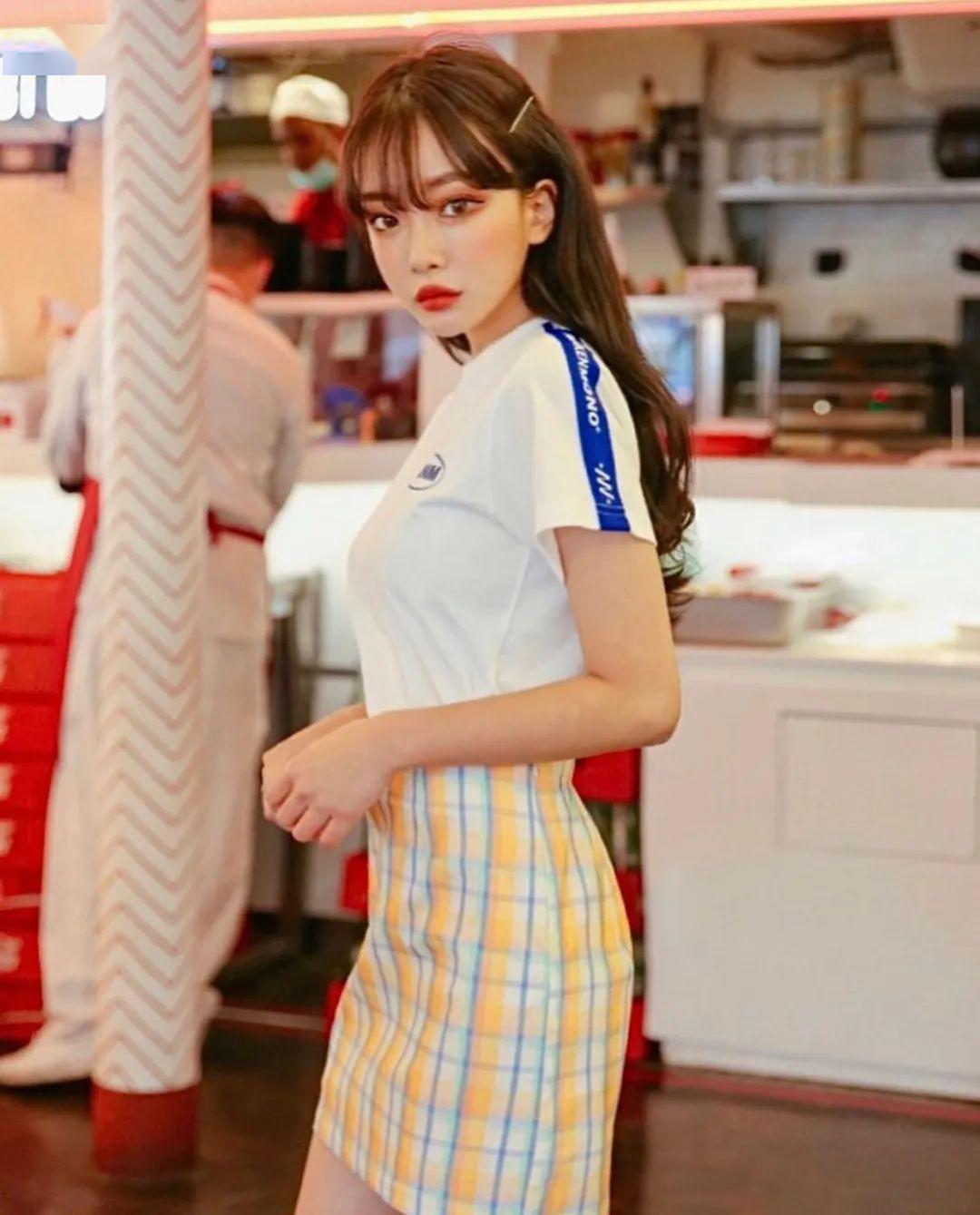 风衣夏天这样穿搭美炸了!T恤穿搭:扔掉你的旧T恤!这30件少女风T恤