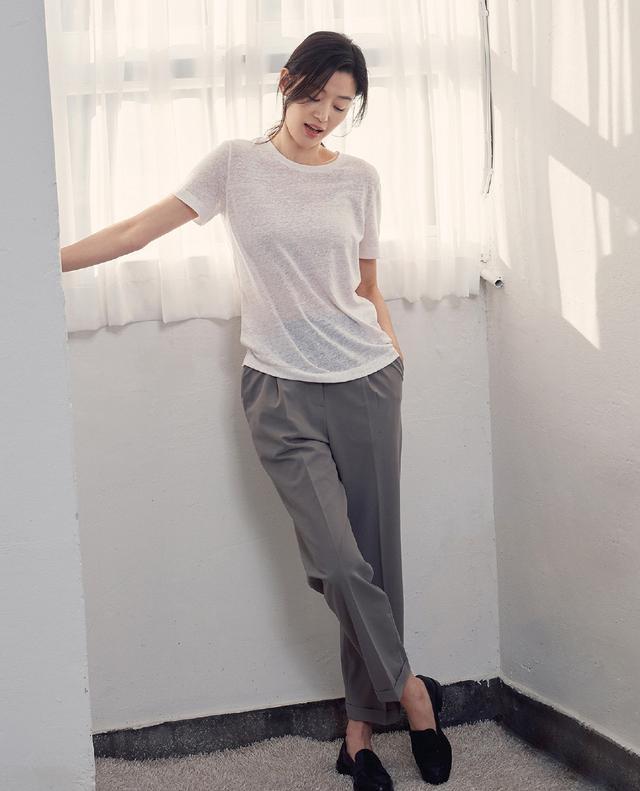 白色花哨前卫太俗气，极简才能更气质38岁女人穿衣学学全智贤