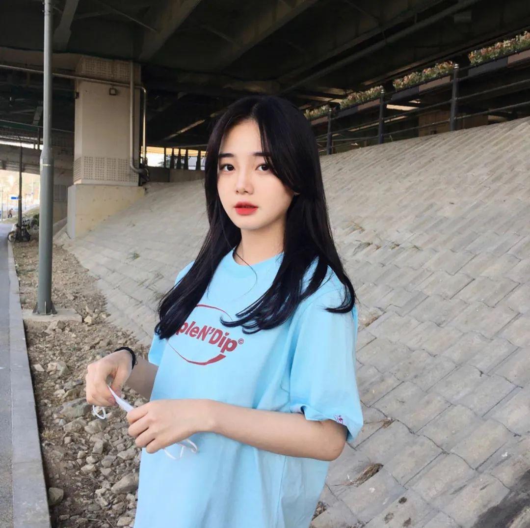 风衣夏天这样穿搭美炸了！T恤穿搭：扔掉你的旧T恤！这30件少女风T恤