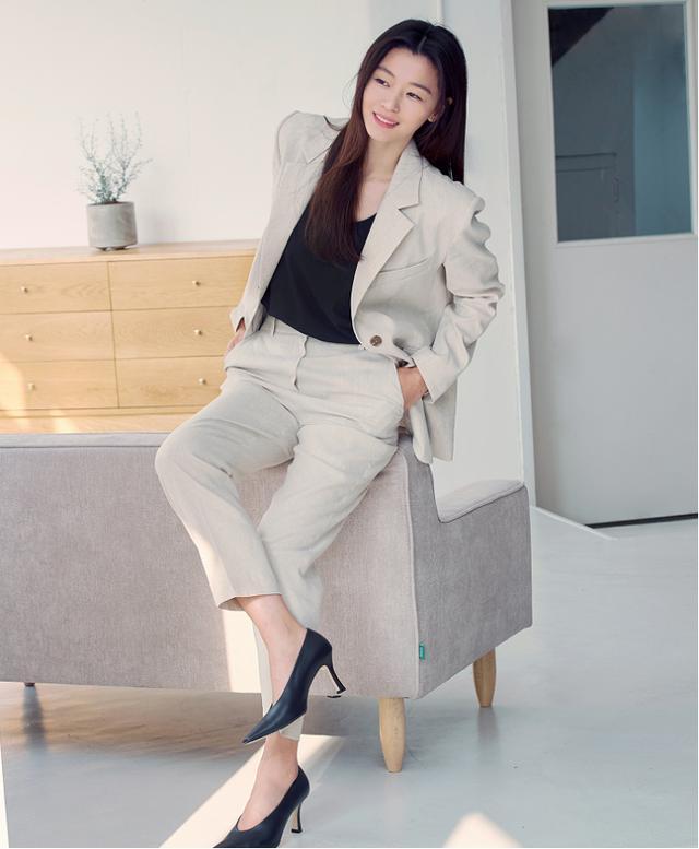 白色花哨前卫太俗气，极简才能更气质38岁女人穿衣学学全智贤