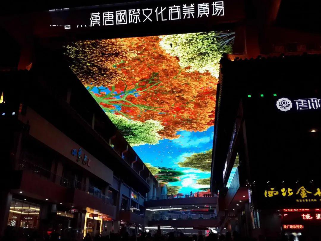 " 世贸天阶之后,全国各地时尚都市都纷纷探索自己与"天幕"相结合的