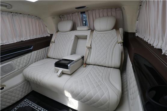 新款奔驰v级迈巴赫版商务车 享受迈巴赫s级的舒适 老板:就它了