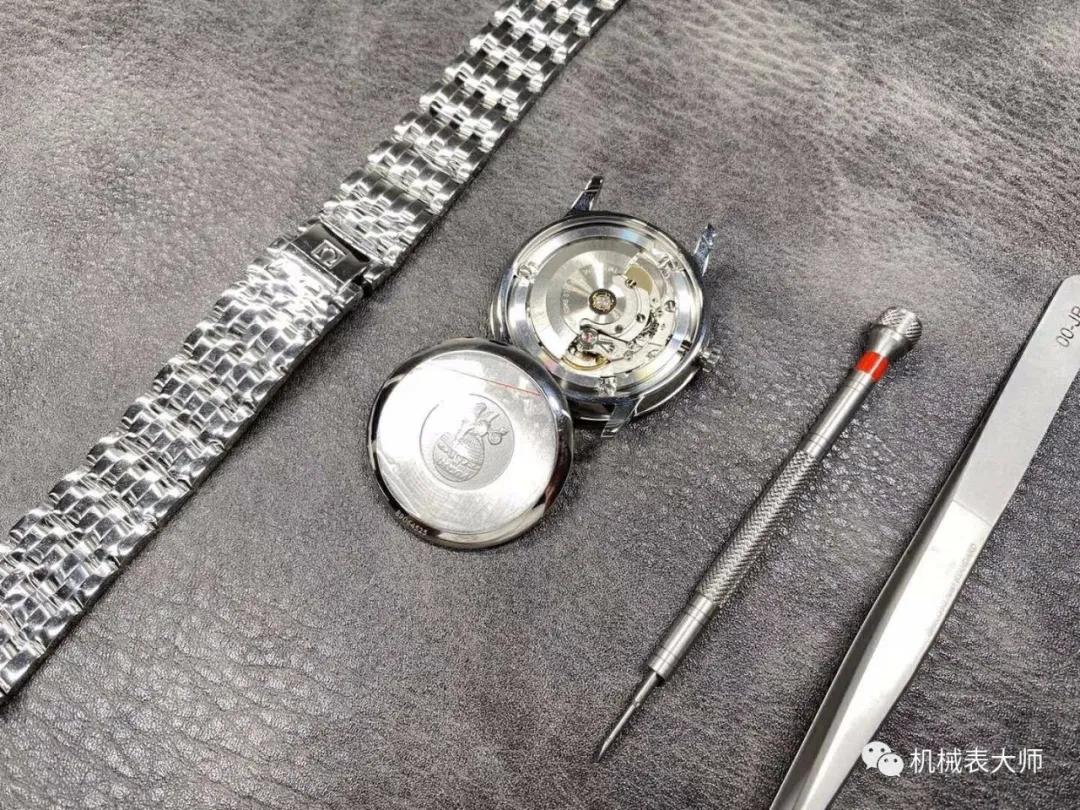 不同款式手表使用同样的机芯，为什么却相差几万元？