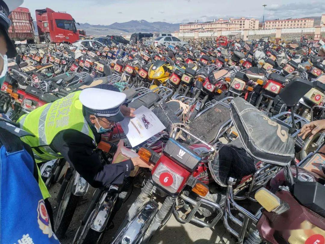 理塘县集中销毁报废摩托车