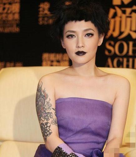 但两人还是在相恋了5年后分手,那是周俊伟还陪范晓萱度过了人生中的