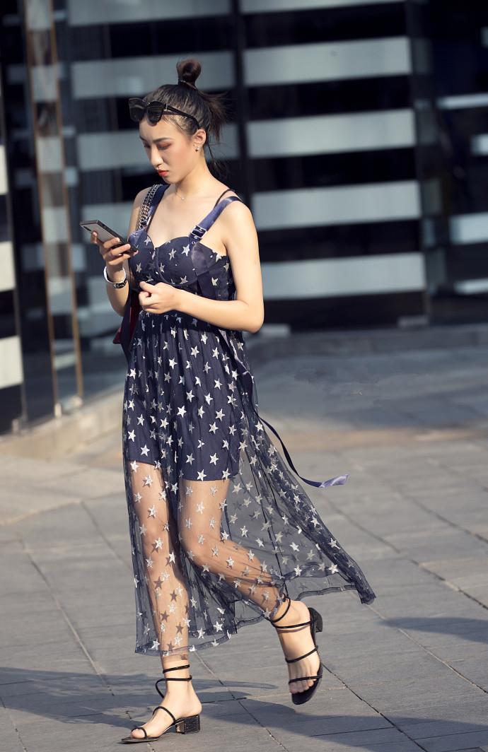 原创个性时尚的美女街拍:身形有致的美女,忍不住多看一眼