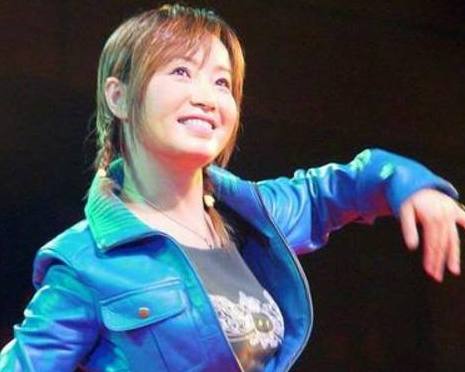 她连续五次登上春晚，为爱付出全部，今52岁仍单
