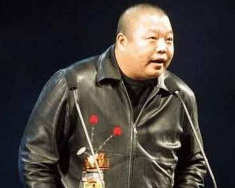 她连续五次登上春晚，为爱付出全部，今52岁仍单