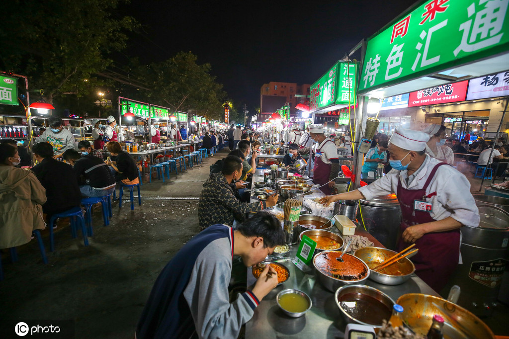 咸阳汇通十字汇通面夜市堪称陕西最大的露天面食夜市,几十个摊位都卖