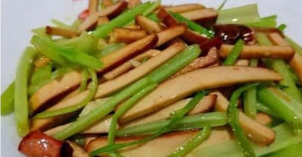 芹菜炒洋葱好吃嘛 428f6bb7516c42eea3c32a90f598d814.jpeg