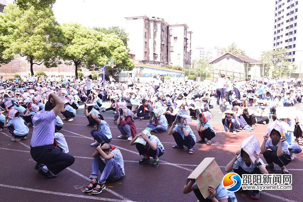 邵阳市资江学校组织开展地震应急疏散演练