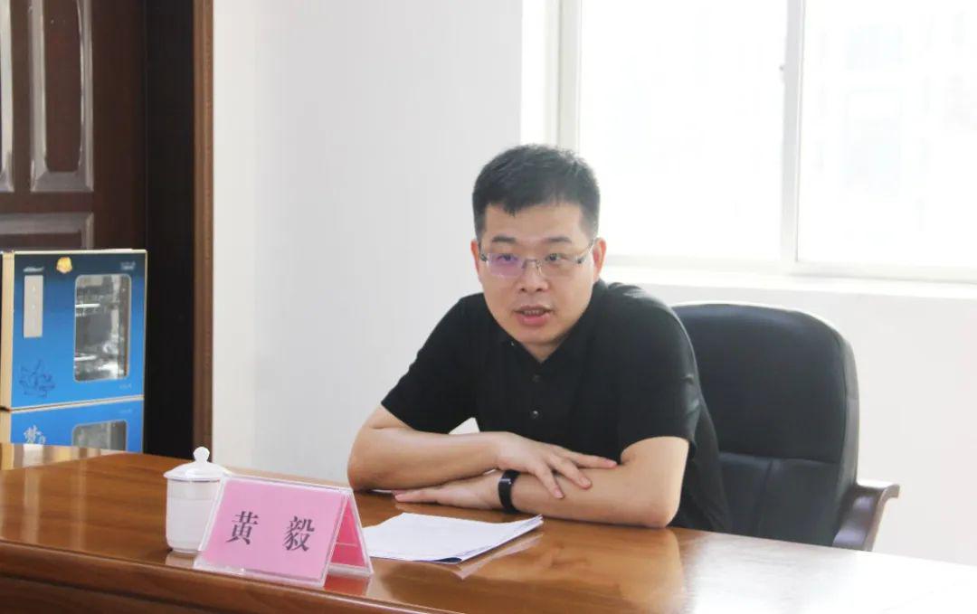 实地参观后,黄毅在座谈会上听取了全市卫生计生监督工作开展情况汇报