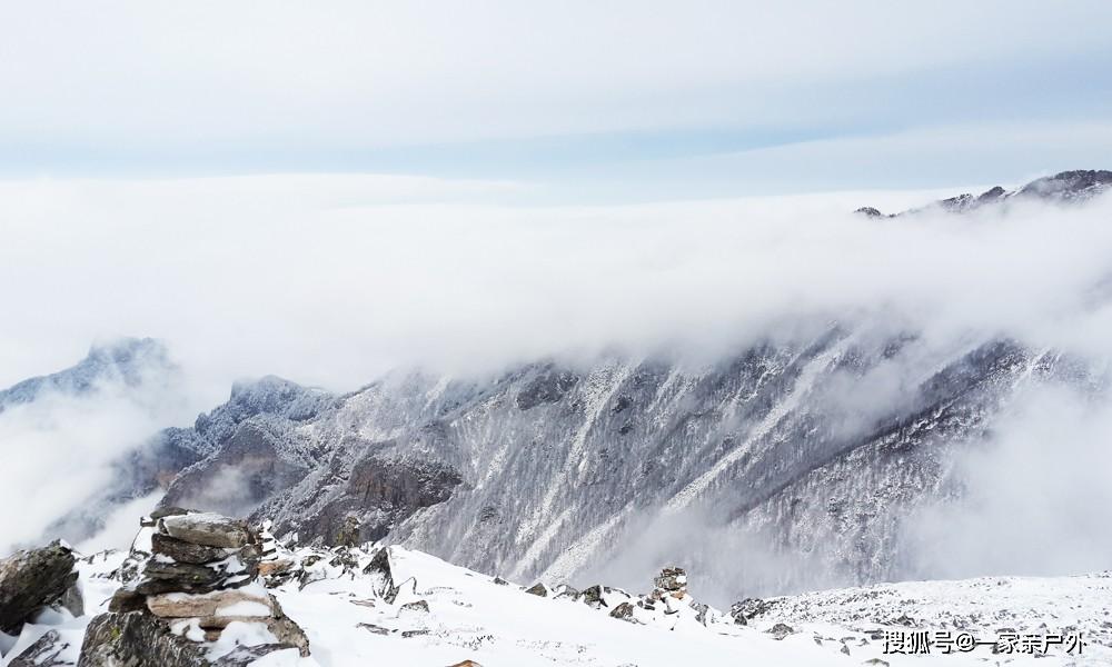 "太白积雪六月天"是著名的关中八景之一.