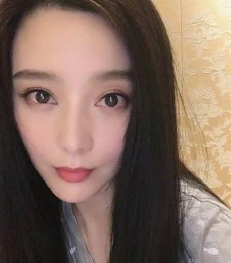 网曝范丞丞摔伤下巴？伤口血迹明显，带伤出席