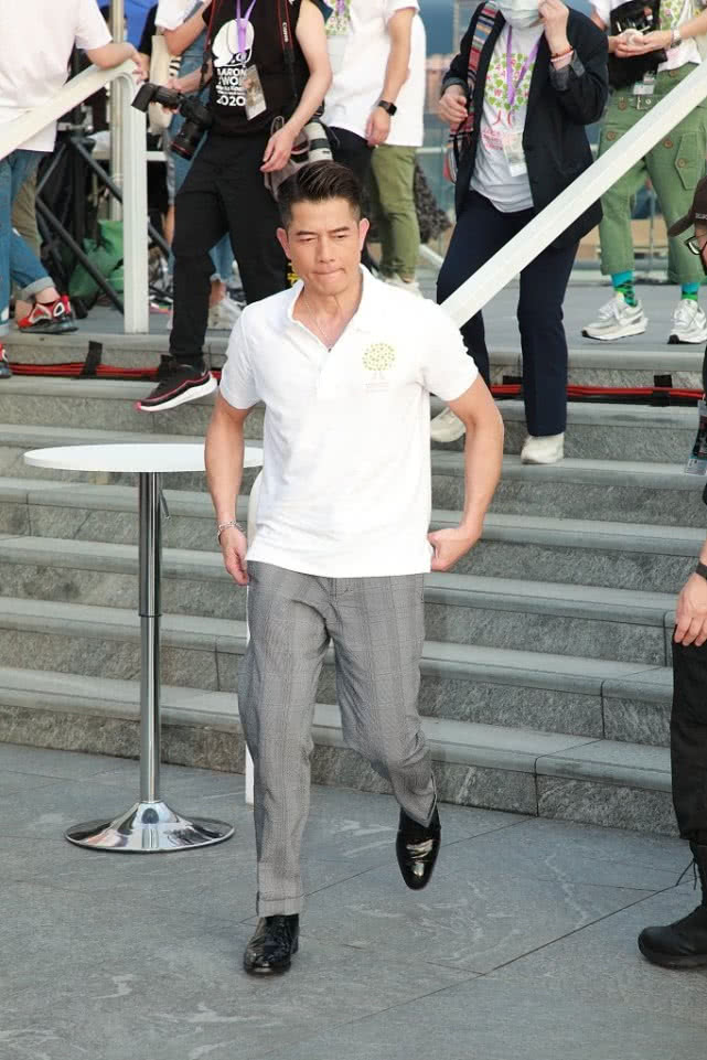 郭富城现身穿白色polo衫搭灰色西裤显成熟也很显帅气