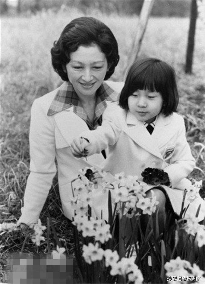 年轻时,端庄贤淑的明仁皇后美智子