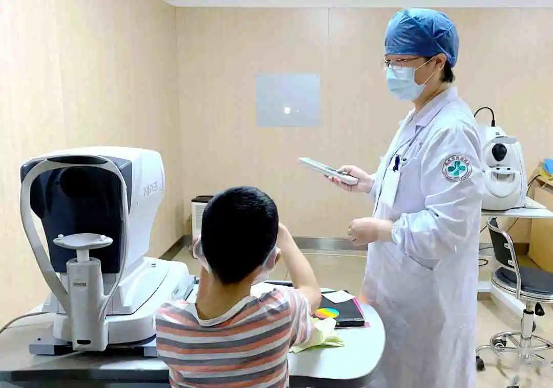 王育新医师正在为孩子检查视力