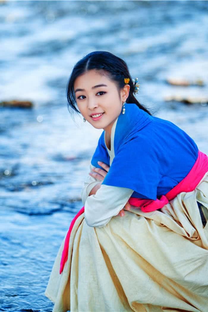 她是李宇春的前辈，是最早走红的超女，今演《