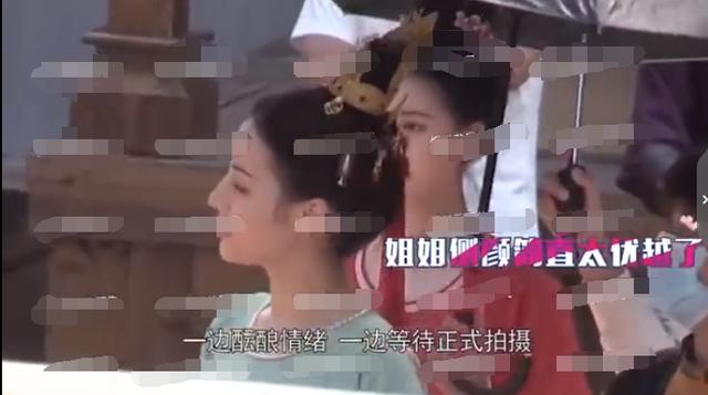 原创长歌行最新路透迪丽热巴金色头饰脸超小伸懒腰可爱赵露思清纯甜笑