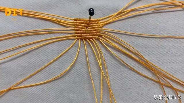 手工绳编作品,带你学习如何绳编迷你簸箕钥匙链