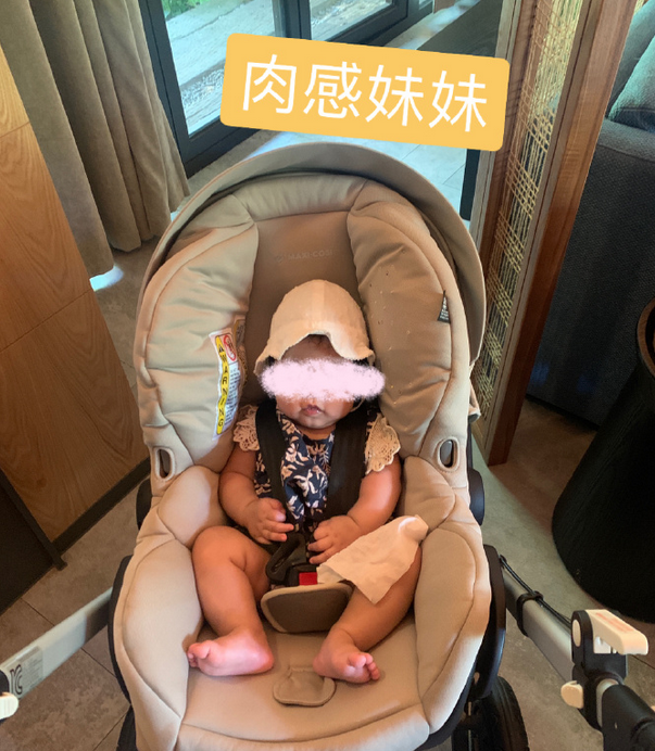 「模样」小拳拳握紧模样呆萌，肉脸肥嘟嘟好可爱张子萱晒二胎女儿