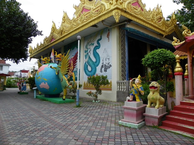 原创世界上唯一的"蛇庙",寺内到处是青蛇,游客:一点也不怕