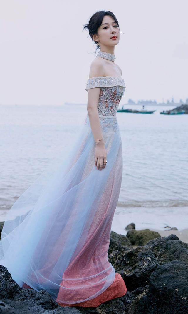 杨紫真敢穿,一袭渐变连衣裙大露香肩美背,画面唯美又浪漫
