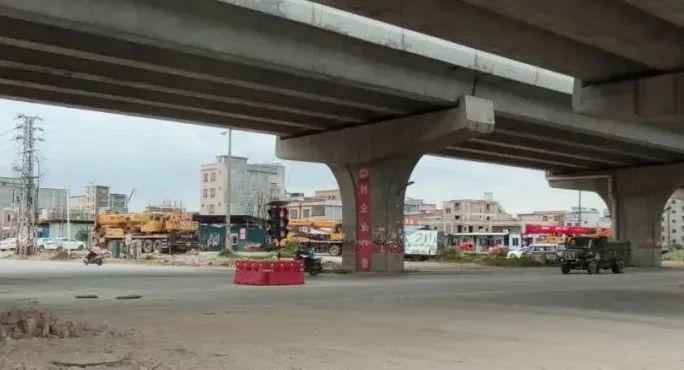 桥底路段第二个十字路口新摆放了一个红绿灯