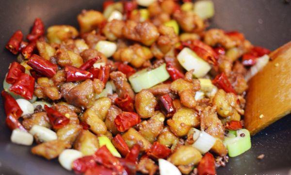 咋样做辣子鸡丁 b3a7b1dff386422cbb34df43d65ed27d.jpeg