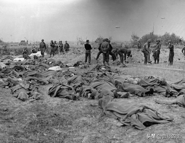 一组二战旧照:巴布亚新几内亚海滩美军士兵遗体,废墟中的孩子