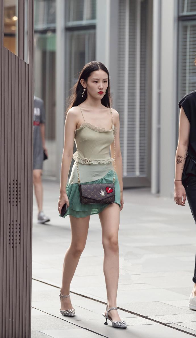 原创个性时尚迷人靓丽的美女街拍:身材微胖的女性穿,穿出满满的女人