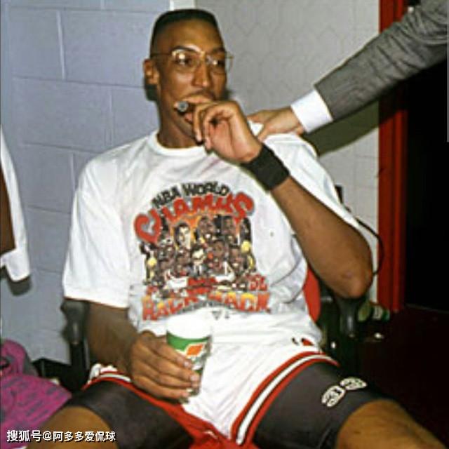 多年前nba巨星抽烟照乔丹喝啤酒抽着烟大鸟凌乱帅科比老练